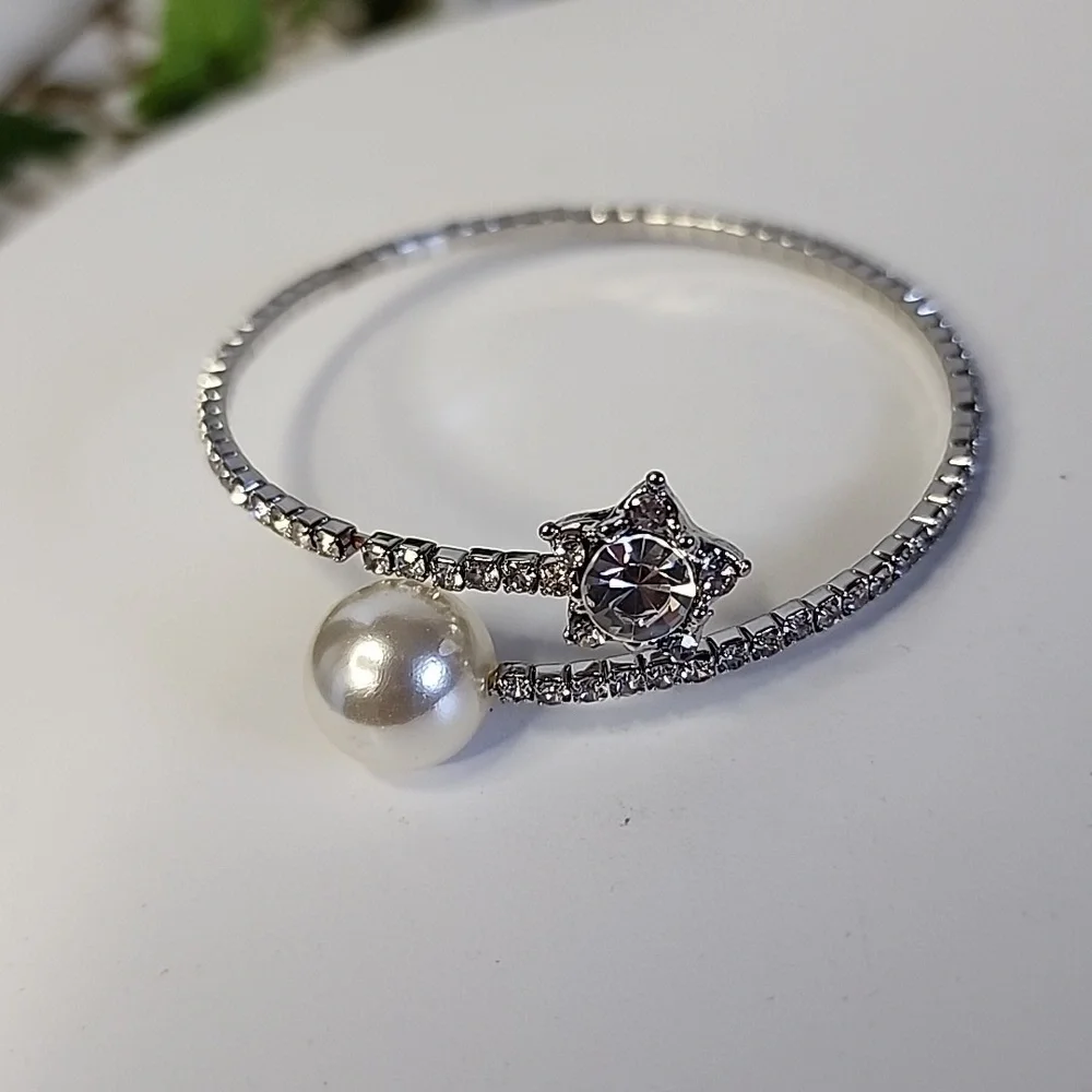 Flexible Crystal Star and Faux Pearl Bangle Bracelet